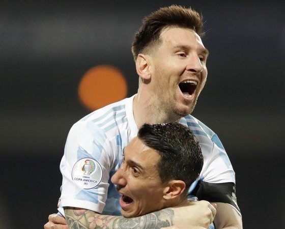El abrazo entre Messi y Di María.