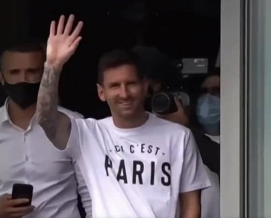 Messi saludó con una sonrisa a los hinchas que fueron a recibirlo.