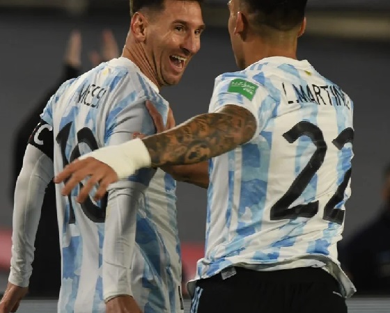 Lautaro saluda a Messi tras el primer gol del partido.