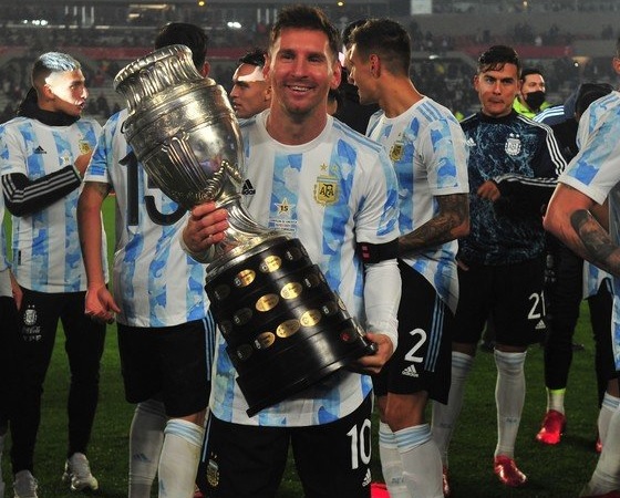 Messi posa con el trofeo.