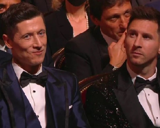 Lewandowski y Messi, los dos futbolistas más destacados del año.