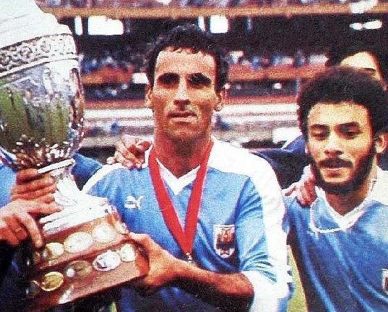 Domínguez (derecha) celebra la obtención de su único título con la "Celeste".