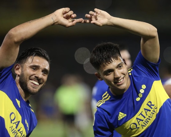 Zeballos (derecha) celebra su gol con Eduardo Salvio.