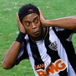 Ronaldinho y su bélica celebración: Le tiró una granada a hinchas rivales