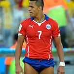 Alexis Sánchez impone particular moda en hinchas del Arsenal: Se suben los pantalones cortos