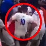 Video: Descomunal pelea en camarines en clásico del fútbol italiano