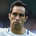 Bravo juega su peor partido: Grosero error, expulsión y goleada frente a Barcelona