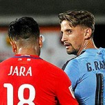 Gonzalo Jara vuelve a tocarle el trasero a un futbolista uruguayo y las redes lo convierten en tendencia