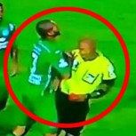 Defensa brasileño enloquece tras expulsión y agrede ferozmente al árbitro
