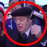 Video de periodista mexicano dándole una palmada a un hincha chileno con síndrome de Down es viral