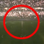 Apagón en un estadio hizo que hinchas iluminaran la cancha con sus celulares: Emotivo momento
