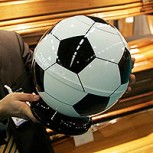 Patada desleal, un árbitro rezando y ataúdes: Lo más viral del “planeta fútbol” el fin de semana