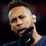 Neymar sufre “túnel” y reacciona con violento agarrón que deja a rival en el suelo