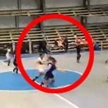 Partido de fútbol femenino genera burlas por insólitos errores: ¿Cuál es la explicación?