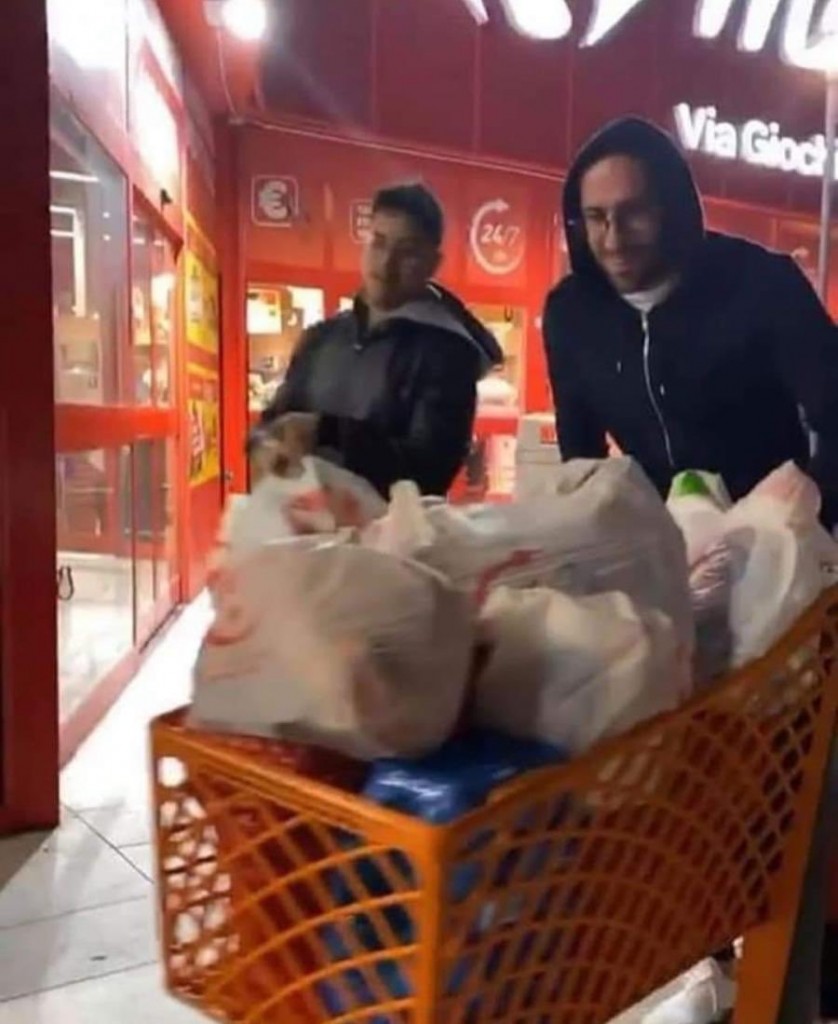 futbolistas-supermercado-italia1
