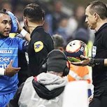 Video: Brutal agresión con una botella a futbolista del Olympique de Sampaoli obliga a suspender partido