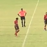 Video: Perro interrumpe de manera inesperada partido de fútbol con una brutal “falta”