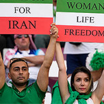 Video de los hinchas de Irán pifiando su himno en el duelo ante Inglaterra: Futbolistas tampoco lo cantaron