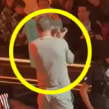 Video: Brutal caída de Gerard Piqué desde un escenario cuando presentaba la Kings League Américas