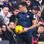 Futbolista es agredido en España al estilo del “dedo de Jara”: Su reacción es aplaudida