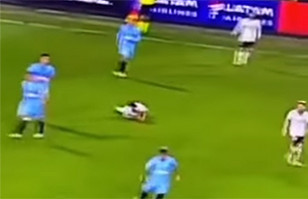 Futbolista finge falta de un ser invisible y se vuelve viral en las