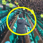 Niño se “enfrenta” a hinchas rivales en un estadio: Escena terminó con un resultado inesperado