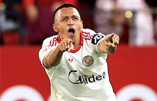 Alexis S&aacute;nchez entrena con ni&ntilde;os del Sevilla y espa&ntilde;oles lo presumen en las redes