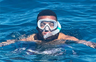 Mbapp&eacute; sorprende en las redes con lujoso look durante id&iacute;licas vacaciones tras el Mundial