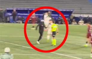 Futbolistas uruguayos terminan a los golpes con barristas en pleno partido