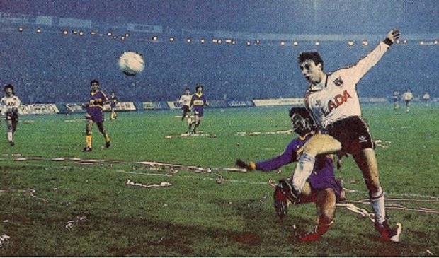 Sólo dos minutos después de la apertura, Patricio Yáñez picó, siempre por la derecha, sacó el centro y Marcelo Barticciotto con una espectacular contorsión marcó el segundo gol de la noche.