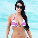 Kim Kardashian sorprendida por los paparazzis paseando en bikini