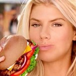 Una modelo desnuda comiendo hamburguesas será la estrella del Super Bowl