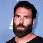 El playboy Dan Bilzerian junto a mujeres en bikini dispara a drones en el desierto