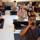 BierYoga: La nueva terapia espiritual para hombres que mezcla cerveza y yoga