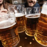 Alemanes construyen un “Cervezaducto” para saciar la sed en festival de rock