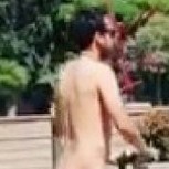 Revuelo por “nudista motorizado” que se pasea sin pudor y en scooter por Santiago