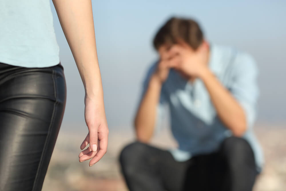 mujer abandonando hombre