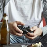 Estudio revela que hombres prefieren el alcohol y los videojuegos antes que dormir