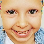 Niña de 7 años con alopecia disfruta del “día del pelo loco” en su colegio: Así sorprendió a sus compañeros