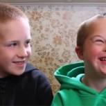 El amor entre estos dos hermanos es realmente inspirador: El mayor cuida al más pequeño con síndrome de Down