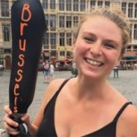 Joven viaja por Europa y escribe cada destino al que llega en su pierna ortopédica