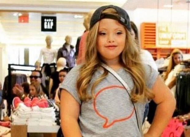 GAP Kids: La famosa marca de ropa presentó en el 2014 a Kayla Kosmalski, una pequeña de 9 años con síndrome de Down, en un desfile de moda en Miami para la línea ED, en el contexto de una campaña con la comediante Ellen Degeneres, donde participaron 14 modelos infantiles con discapacidad.