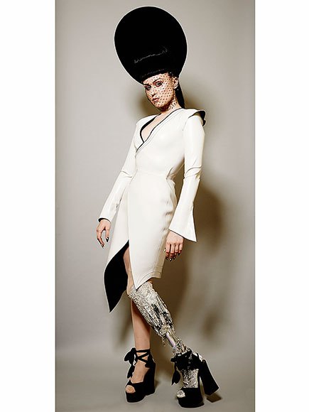 Alta costura: La cantante y modelo Viktoria Modesta, originaria de Latvia, se sobrepuso a la pérdida de su pierna izquierda y triunfa en la moda.