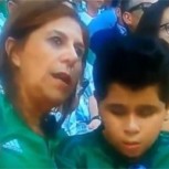 Madre le relata un partido de fútbol a su hijo ciego en pleno estadio: Imposible no emocionarse