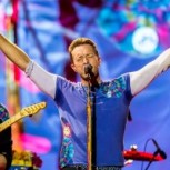 Coldplay y su gira inclusiva: Dan chalecos y audífonos para que personas sordas disfruten sus conciertos