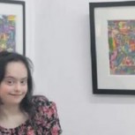 Adolescente chilena con síndrome de Down tiene sus pinturas ya instaladas en una galería de arte junto a las de Dalí y Matta
