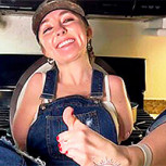 Emily Rowley: La inspiradora historia de la joven que nació sin brazos y se transformó en cocinera influencer