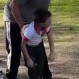 Profesor incluye a niño con discapacidad motriz en carrera escolar: El video que emociona a las redes