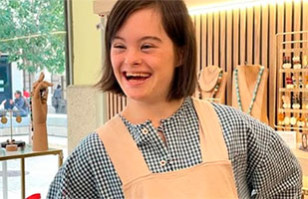 Carmela: La inspiradora historia de una joven con s&iacute;ndrome de Down que conquist&oacute; con sus joyas incluso a la Princesa Leonor