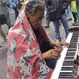 Vagabundo deslumbra tocando pieza de piano en pleno centro de Santiago
